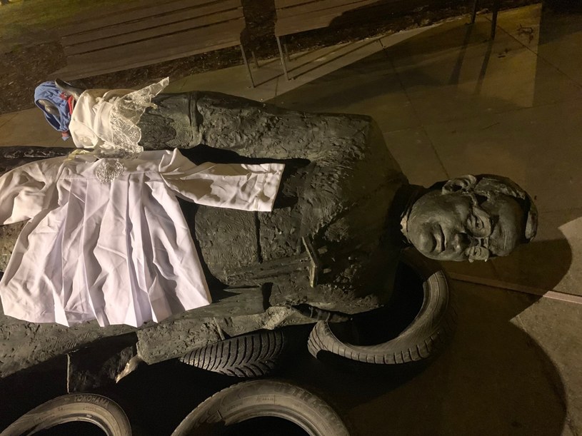 Do przewrócenia monumentu, stojącego niedaleko kościoła św. Brygidy w Gdańsku, doszło w nocy z 20 na 21 lutego 2019 r. /Tomasz Sekielski /Archiwum