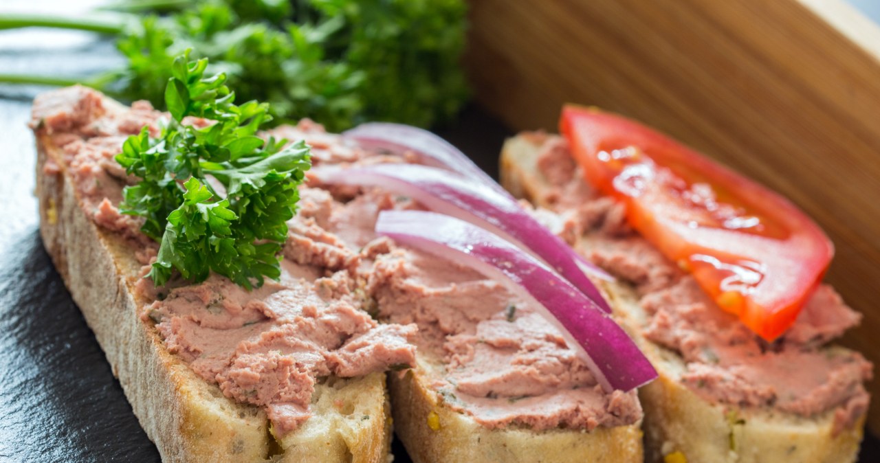 Do przygotowania domowej pasty kanapkowej dobrze sprawdzi się pierś z kurczaka / iliyanfoto /123RF/PICSEL