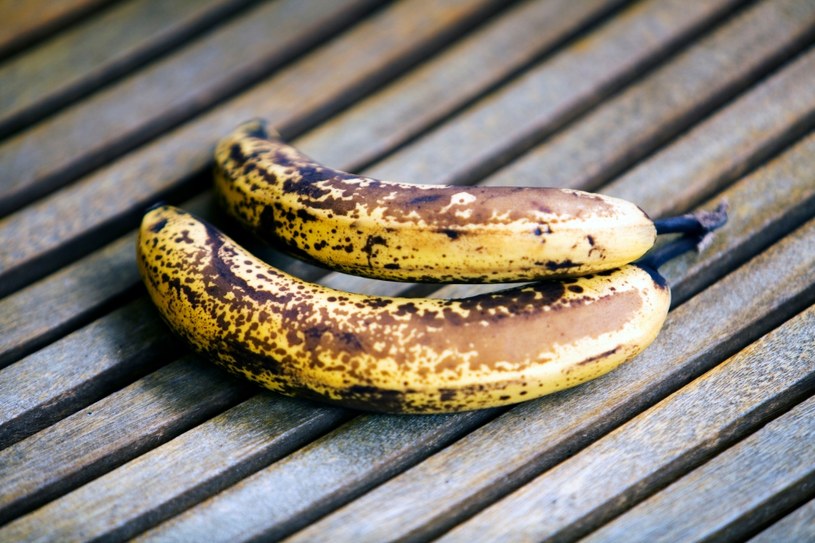 Do przygotowania maseczki najlepiej wybrać banana, który jest mocno dojrzały /123RF/PICSEL