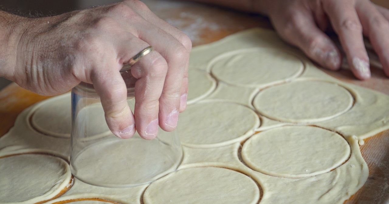Do przygotowania najlepszego ciasta na pierogi wystarczą 3 składniki. /amaviael /123RF/PICSEL