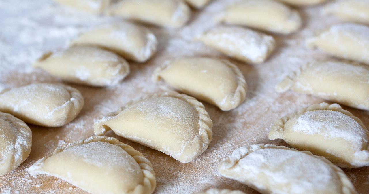 Do przygotowania smacznych pierogów potrzebne jest idealne ciasto. A to na pewno nie wyjdzie, jeżeli użyjesz złej mąki /123RF/PICSEL