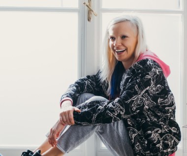 Do roli w komedii "Na bank się uda" Paulina Gałązka przeszła radykalną metamorfozę. Jej postać, Olga, jako hakerka pomaga trzem starszym panom w napadzie na jeden z krakowskich banków. 

Od strony wizualnej inspiracją dla postaci Olgi jest androgyniczna raperka Yolandi Visser z zespołu Die Antwoord. "Musiałam sobie rozjaśnić brwi i włosy oraz ogolić sobie pół głowy, co wymagało ode mnie odwagi. Muszę powiedzieć, że gdy koleżanka-charakteryzatorka goliła mi głowę, to płakałam" - Gałązka zwierzała się PAP Life. Gdyby nie zdecydowała się na to radykalne rozwiązane, czuła kamera mogłaby wyłapać, że jej fryzura jest nieprawdziwa.