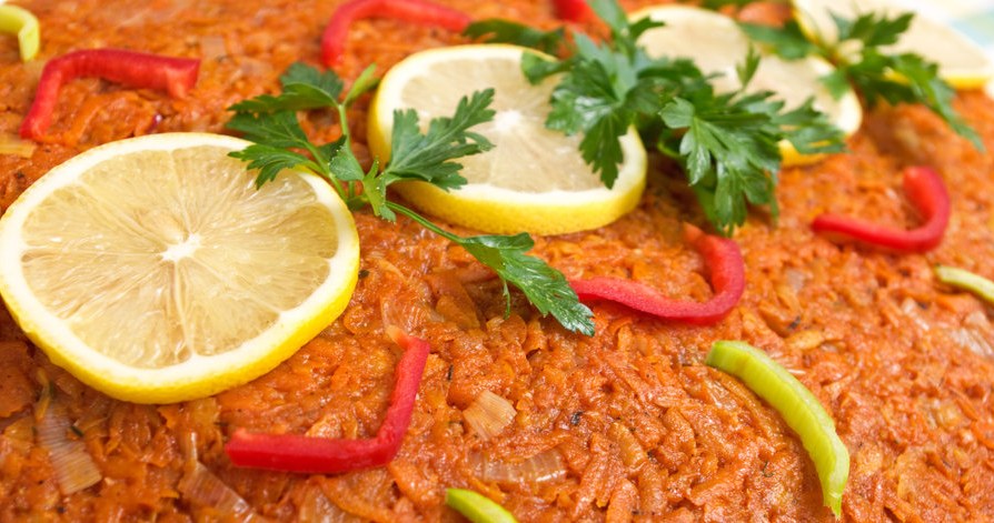 Do ryby po grecku gorbusza sprawdza się wręcz idealnie. /123RF/PICSEL