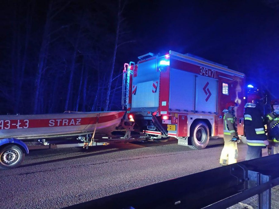 Do rzeki wpadł samochód z trzema osobami w środku. /KW PSP Gdańsk /Państwowa Straż Pożarna