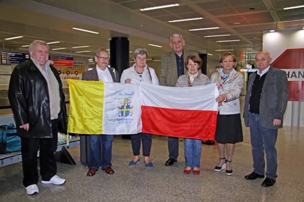 Do Rzymu przybywają pielgrzymi z całego świata. Na zdjęciu: Polacy na lotnisku Fiumicino /TELENEWS    /PAP/EPA
