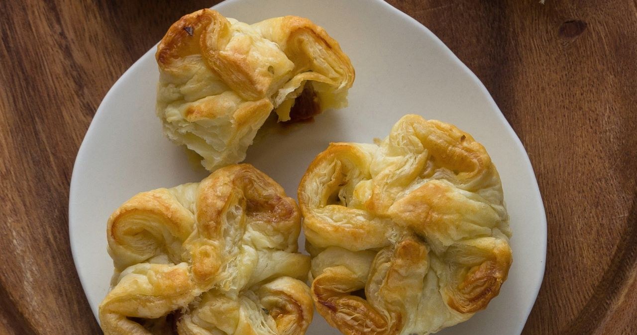 Do sakiewek z ciasta francuskiego możesz włożyć wszystko, co zalega ci w lodówce /truembie /Canva Pro