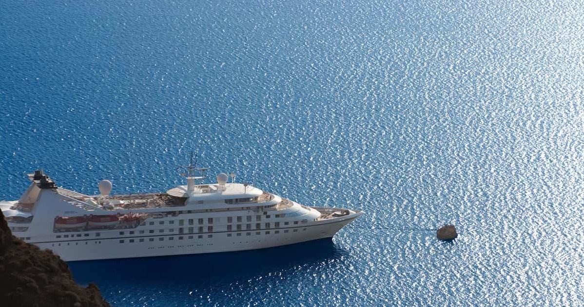 Do Santorini codziennie przypływają statki z tysiącami turystów /123RF/PICSEL