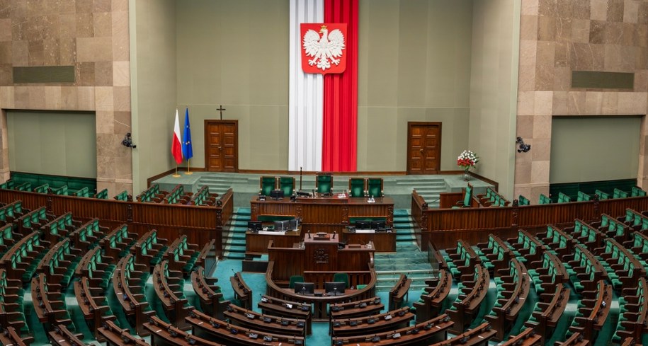 Do Sejmu, jak wynika z najnowszego sondażu, weszłoby pięć partii /Shutterstock