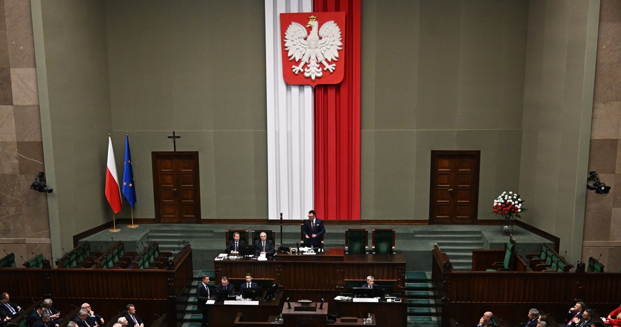 Do Sejmu wpływają kolejne projekty ustaw, w tym o wakacjach kredytowych, ale tym razem z dodatkowym warunkiem /Radek Pietruszka /PAP