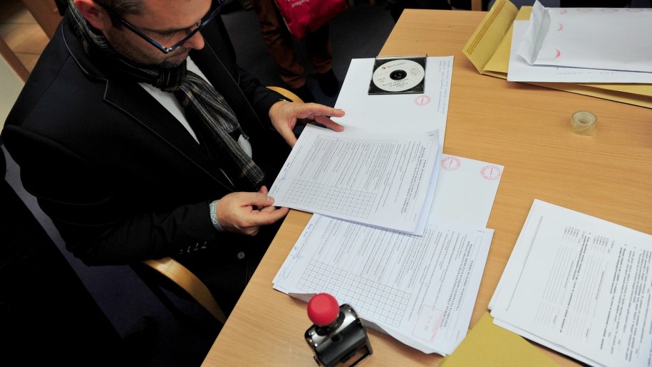 Do siedziby Wojewódzkiej Komisji Wyborczej dotarły wczoraj protokoły przywiezione przez członków Powiatowej Komisji Wyborczej w Koszalinie /Marcin Bielecki /PAP