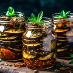 Do słoików kładę tylko te warzywa. Biją na głowę ogórki kiszone