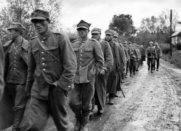 Do sowieckiej niewoli trafiło 200 tys. polskich żołnierzy (na zdjęciu Polaków eskortują Niemcy) /East News