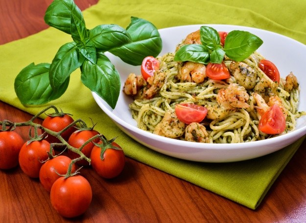 Do spaghetti możesz również dodać pesto /123RF/PICSEL