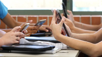 Do szkoły bez telefonu? Oto, co mówi prawo oświatowe