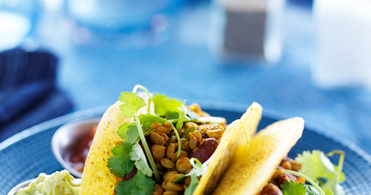 Do tacos podaj sosy: salsę z pomidorów posiekanych z chili oraz guacamole (awokado roztarte z solą i sokiem z limonki). /123RF/PICSEL