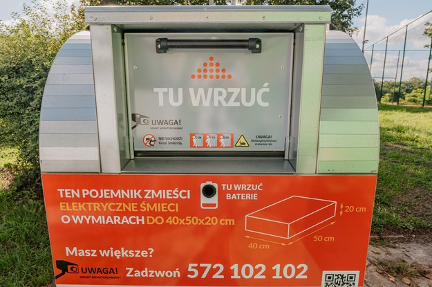 Do takich pojemników można wrzucać nieduże urządzenia elektryczne /lodz.pl /Materiały prasowe