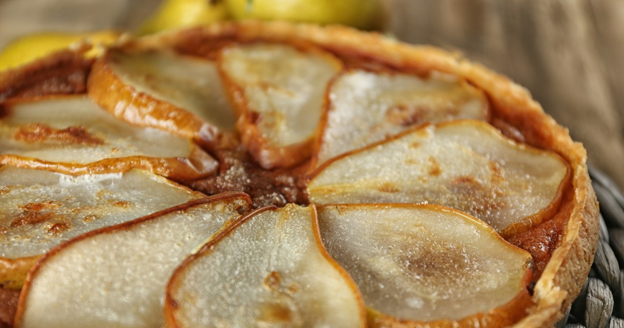 Do tarty makowej dodajemy na wierzch gruszki