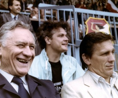 Do tego, że został aktorem, w dużym stopniu przyczynił się Janusz Morgenstern wybierając go do roli łącznika "Zefira" w "Kanale" Andrzeja Wajdy. Aktor, reżyser, pedagog i dyrektor Teatru Narodowego w Warszawie Jan Englert w piątek, 11 maja, kończy 75 lat.
Popularność przyniosły mu serialowe role. Englert grał m.in. w "Polskich drogach" Janusza Morgensterna (1976), "Nocach i dniach" Jerzego Antczaka (1977), "Lalce" Ryszarda Bera (1977), "Rodzinie Połanieckich" Jana Rybkowskiego (1978), "Matkach, żonach i kochankach" Juliusza Machulskiego (1995).

Englert wcielił się też w Zygmunta, jednego z głównych bohaterów "Kolumbów" Janusza Morgensterna (1970), czteroczęściowej ekranizacji powieści Romana Bratnego o młodych żołnierzach Armii Krajowej walczących w powstaniu warszawskim w 1944 roku oraz Rajmunda Wrotka - operatora Polskiej Kroniki Filmowej, a później reżysera filmów dokumentalnych - w serialu "Dom" Jana Łomnickiego (1980-2000). Dowcipne powiedzonka Mundka bardzo szybko stały się własnością publiczności i weszły do języka potocznego.

Urodził się 11 maja 1943 w Warszawie. Warszawską PWST skończył w 1964 roku. Grał m.in. w przedstawieniach Erwina Axera, Jerzego Kreczmara, Kazimierza Dejmka, Jerzego Grzegorzewskiego, Macieja Prusa, Kazimierza Kutza, Jerzego Jarockiego, Mai Kleczewskiej.

Do jego największych kreacji krytycy teatralni zaliczyli Leona Węgorzewskiego w "Matce" Witkacego (1970), Vatzlava w "Vatzlavie" Sławomira Mrożka (1982), Konrada w "Wyzwoleniu" Stanisława Wyspiańskiego (1982), Gustawa w "Ślubach panieńskich" Aleksandra Fredry (1984), Bartodzieja w "Portrecie" Sławomira Mrożka (1987), Ryszarda III w sztuce Williama Szekspira (1993). Na scenie Teatru Narodowego zagrał Szekspirowskiego Króla Leara (1998), Czechowowskiego Gajewa w "Wiśniowym sadzie" (2000), Fredrowskiego Łatkę w "Dożywociu" (2001).
"Pamiętam, że wszedł rano z nauczycielką do klasy, popatrzył po twarzach i wskazał na mnie. Byłem przekonany, że chodzi o to, że tego dnia zapomniałem kapci d