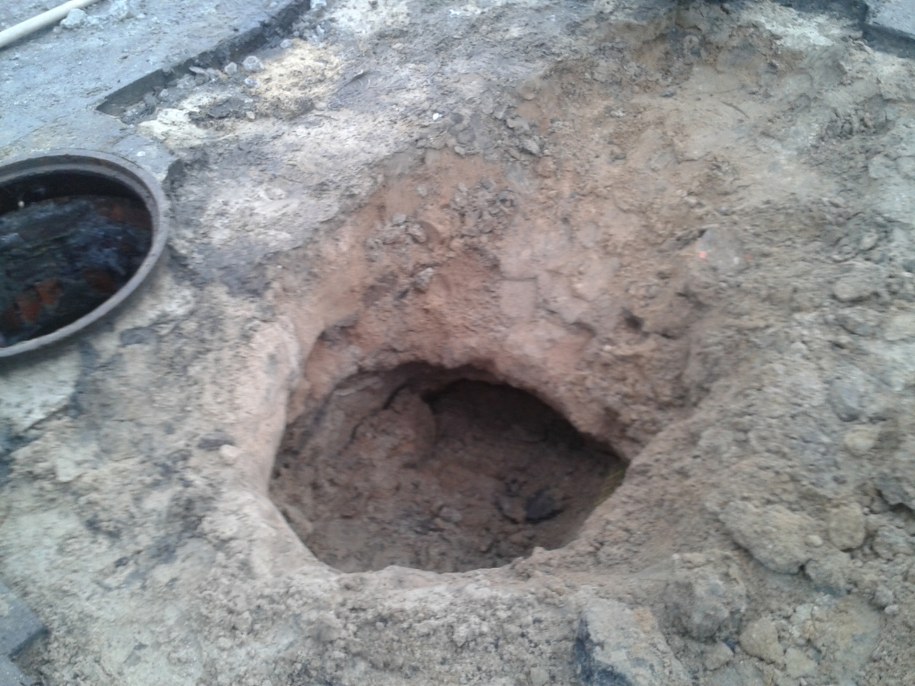 Do tej dziury wpadła kobieta /Aneta Łuczkowska /RMF FM