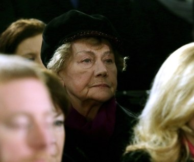 "Do tej pory w to nie wierzę, że wejdę do tej mojej kuchni, podejdę do stołu i krzesła, gdzie zawsze siedział Witek, a jego tam nie będzie. Ja w to nie wierze, to jest niemożliwe" - serialowej małżonce Pyrkosza, Teresie Lipowskiej, trudno pogodzić się ze stratą ekranowego partnera.