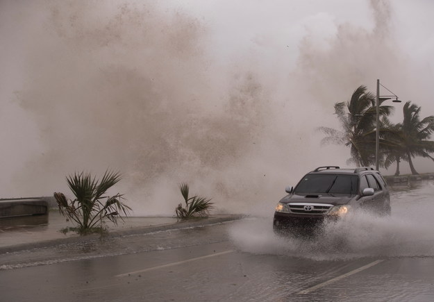 Do tej pory wiadomo o trzech ofiarach śmiertelnych sztormu /ORLANDO BARRIA /PAP/EPA