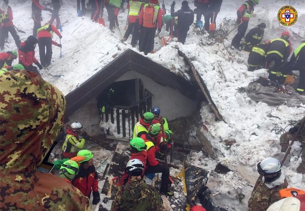 Do tej pory z lawiniska wydobyto 9 żywych osób /SOCCORSO ALPINO HANDOUT /PAP/EPA