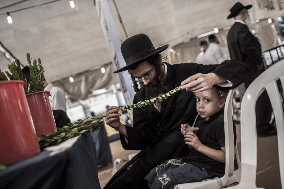 Do tej pory z powodów religijnych ultraortodoksyjni Żydzi nie mogli korzystać ze smartfonów. /Oliver Weiken /PAP/EPA