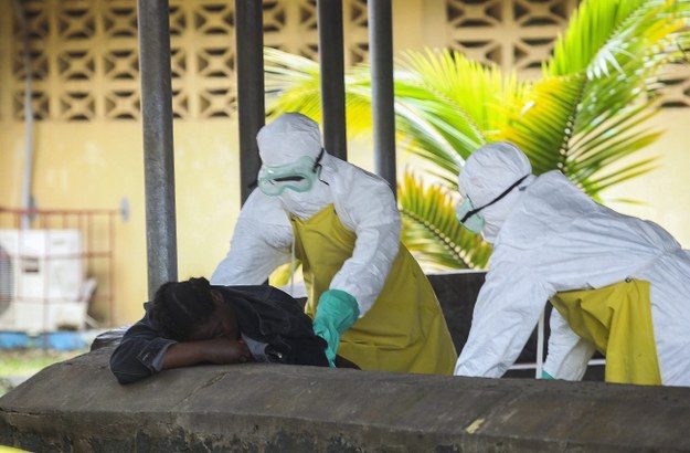 Do tej pory z powodu zarażenia wirusem Ebola zmarło 1229 osób /AHMED JALLANZO  /PAP/EPA
