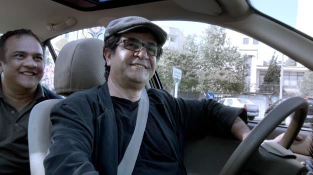 Do tej taksówki trzeba wsiąść koniecznie! Kadr z filmu "Taxi Teheran" /materiały prasowe