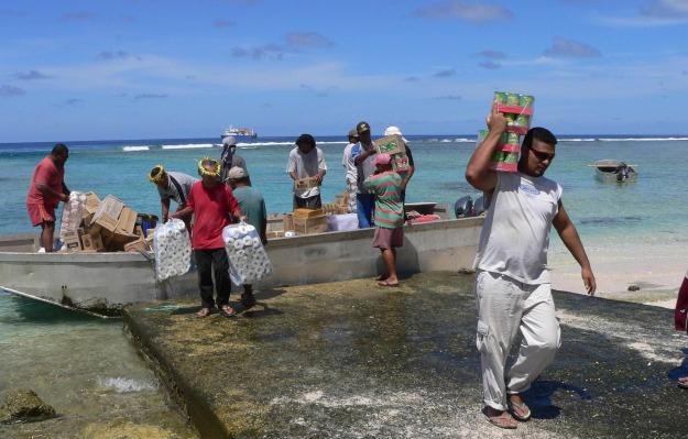 Do Tokelau żywność i surowce można dostarczyć tylko drogą morską /AFP