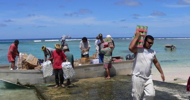 Do Tokelau żywność i surowce można dostarczyć tylko drogą morską /AFP
