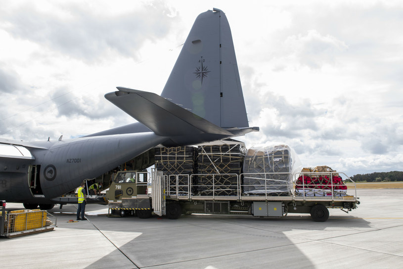 Do Tonga wyleciał pierwszy samolot z pomocą humanitarną /DPA, NZ Defence Force/Associated Press /East News