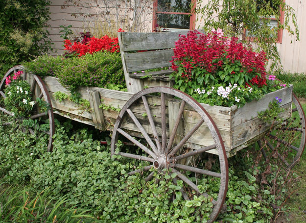 Do toskańskiego ogrodu rustykalnego możesz wstawić oryginalne, drewniane ozdoby /123RF/PICSEL