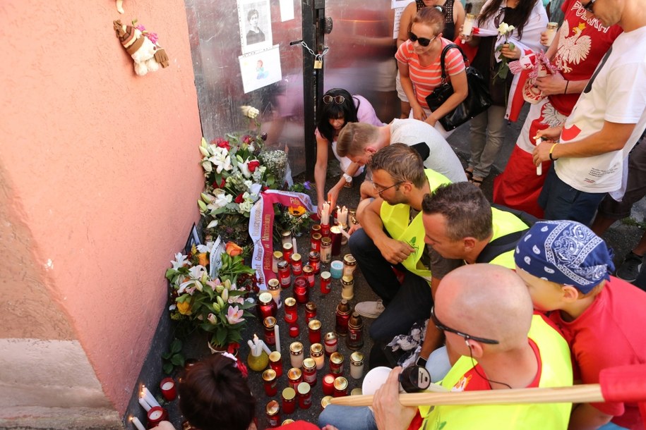 Do tragedii doszło 24 lipca 2016 roku w okolicach dworca autobusowego w Reutlingen w Badenii-Wirtembergii. Na zdjęciu zebrani oddają hołd zamordowanej kobiecie. /Silas Stein /PAP/DPA