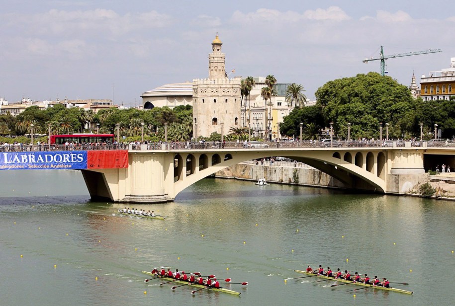 Do tragedii doszło nad rzeką Guadalquivir w Sewilli /PAP/EPA/RAUL DIAZ /PAP/EPA