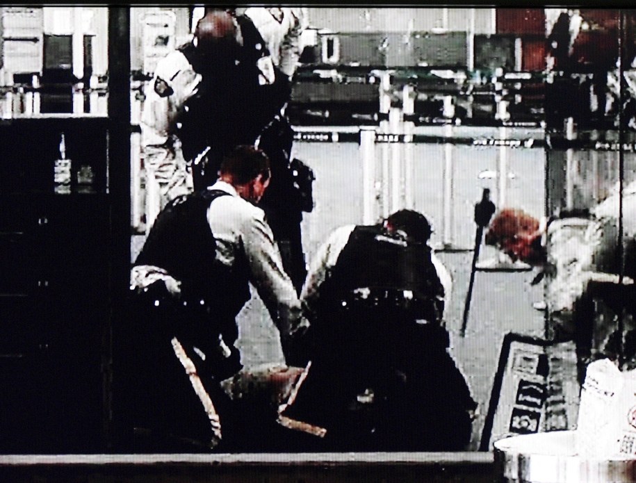 Do tragedii doszło w 2007 roku - policjanci chcieli obezwładnić Polaka, więc użyli paralizatorów / 	EPA  /PAP