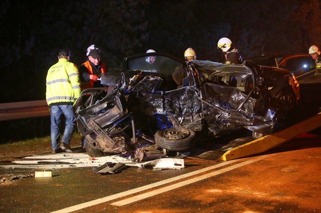 Do tragicznego w w skutkach wypadku doszło 3 listopada późnym wieczorem na drodze wojewódzkiej nr 470 z Kalisza do Turku w miejscowości Celestyny. W zderzeniu dwóch samochodów osobowych na miejscu zginęły trzy osoby, a dwie odwieziono do szpitala /Tomasz Wojtasik /PAP