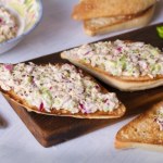 Do tuńczyka dodaję majonez i cebulkę. Wychodzi aksamitna pasta kanapkowa