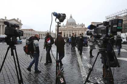 Do Watykanu zjeżdżają dziennikarze z całego świata, żeby śledzić konklawe, które wybierze nowego papieża /ALESSANDRO DI MEO    /PAP/EPA