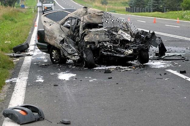 Do większości tragicznych wypadków dochodzi na drogach dwukierunkowych /PAP