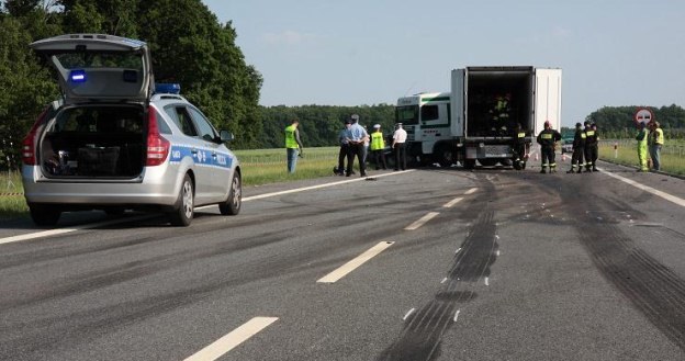 Do większości wypadków dochodzi na drogach jednojezdniowych /PAP