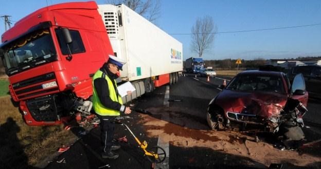 Do większości wypadków dochodzi na drogach jednojezdniowych /PAP