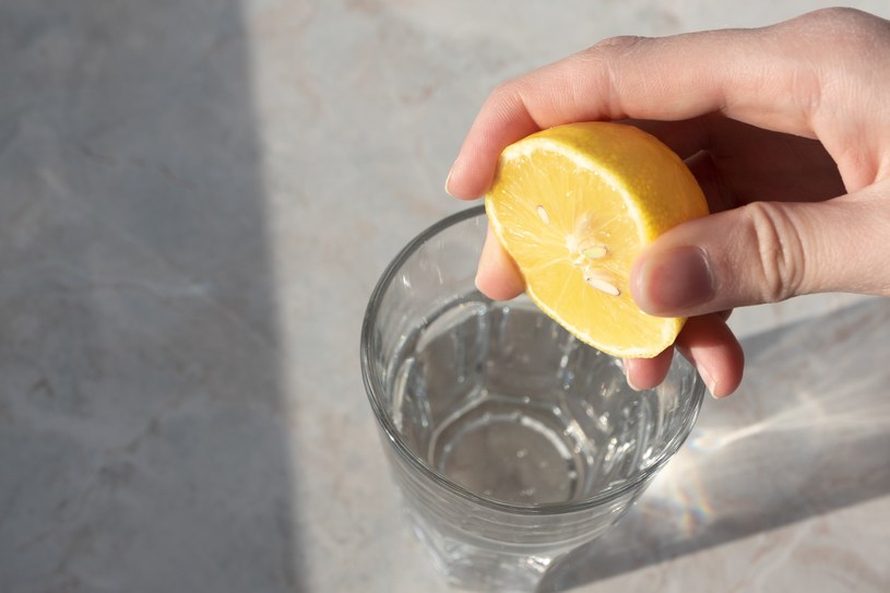 Do wody z cytryną warto dorzucić czosnek, by wzmocnić działanie przeciwmiażdżycowe /123RF/PICSEL