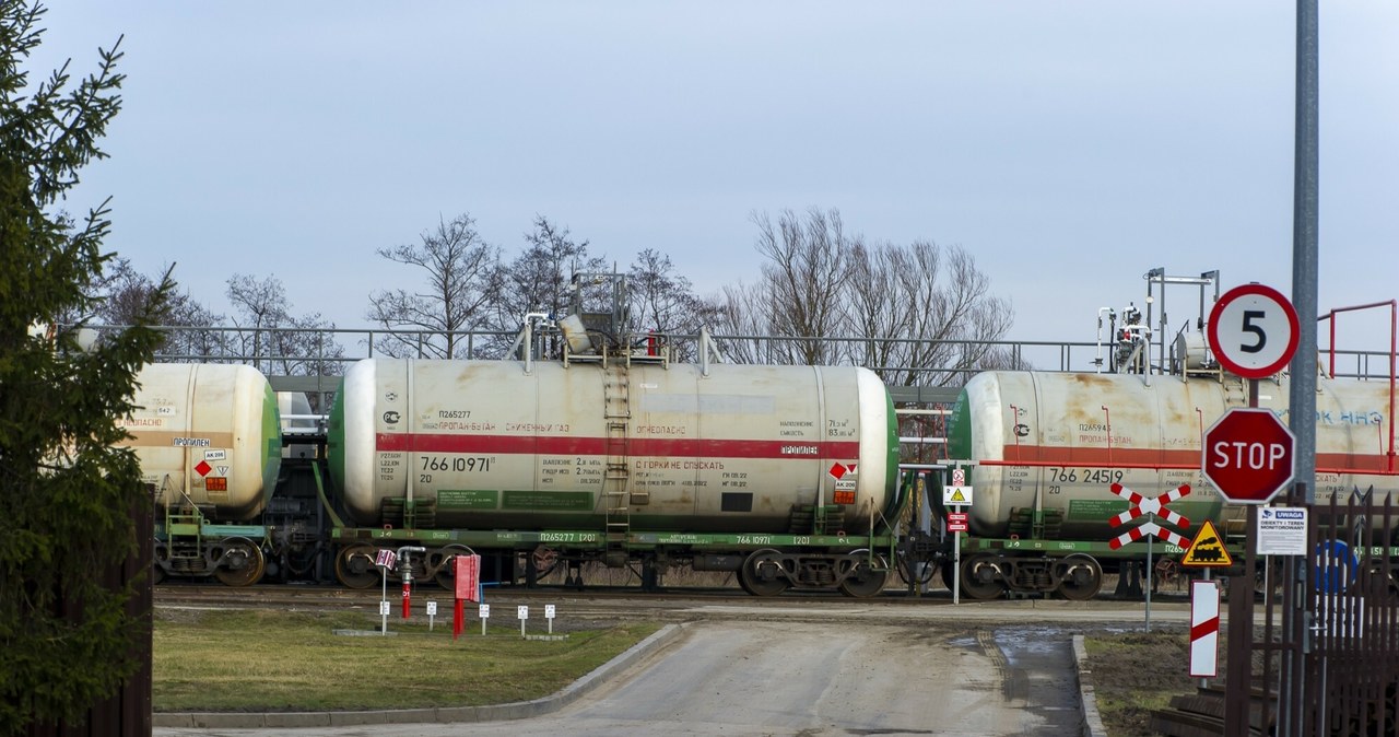 Do wprowadzenia embarga w grudniu ub. roku cysterny z LPG przyjeżdżały do Polski z Rosji (na zdj. Braniewo) /Stanisław Bielski /Reporter