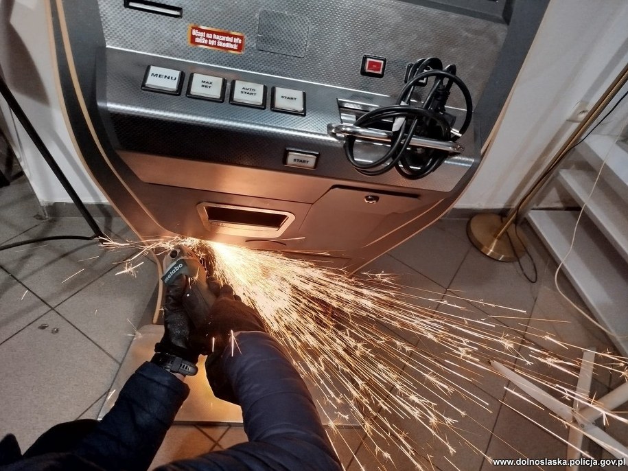 Do współpracy włączyli się funkcjonariusze KAS z Legnicy, którzy zlikwidowali lokal z nielegalnymi automatami do gier hazardowych. /Dolnośląska Policja /