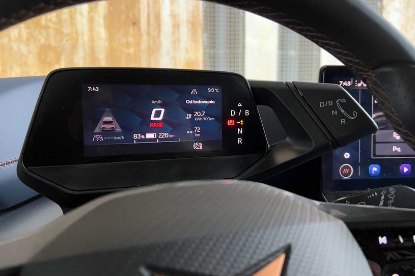 The switch to the right of the screen is used to select the driving direction /Adam Majcherek /INTERIA.PL
