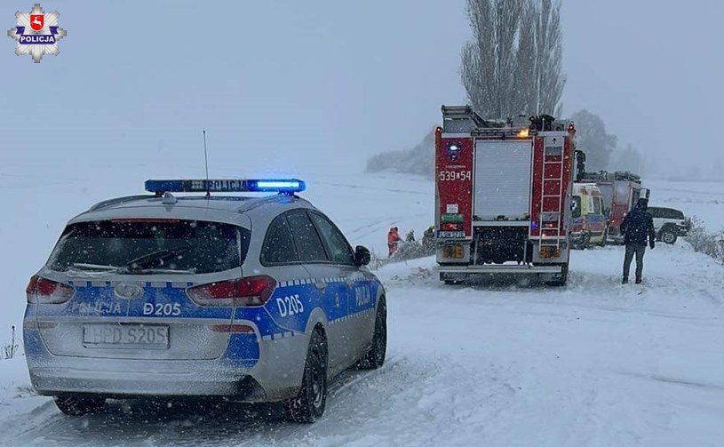 Do wydobycia kierowcy spod traktora konieczna była interwencja straży pożarnej. /KPP Świdnik /Policja