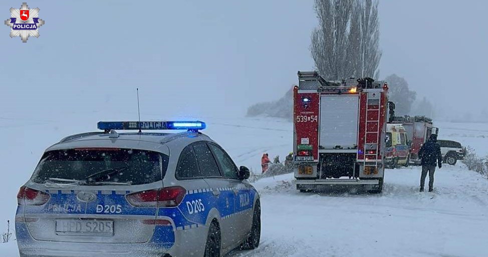 Do wydobycia kierowcy spod traktora konieczna była interwencja straży pożarnej. /KPP Świdnik /Policja