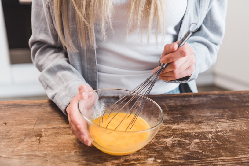 Do wykonania maseczki przeciwzmarszczkowej będą potrzebne tylko jajka. Dodatkowo można wzbogacić ją o awokado lub jogurt naturalny /123RF/PICSEL