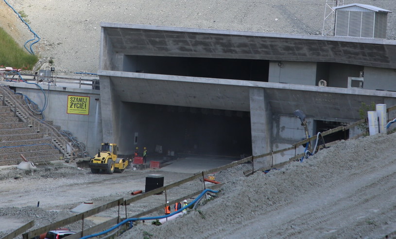 Do wykonania zostały prace wykończeniowe i drogowe przy wjazdach do tuneli /Mateusz Kotowicz /Reporter